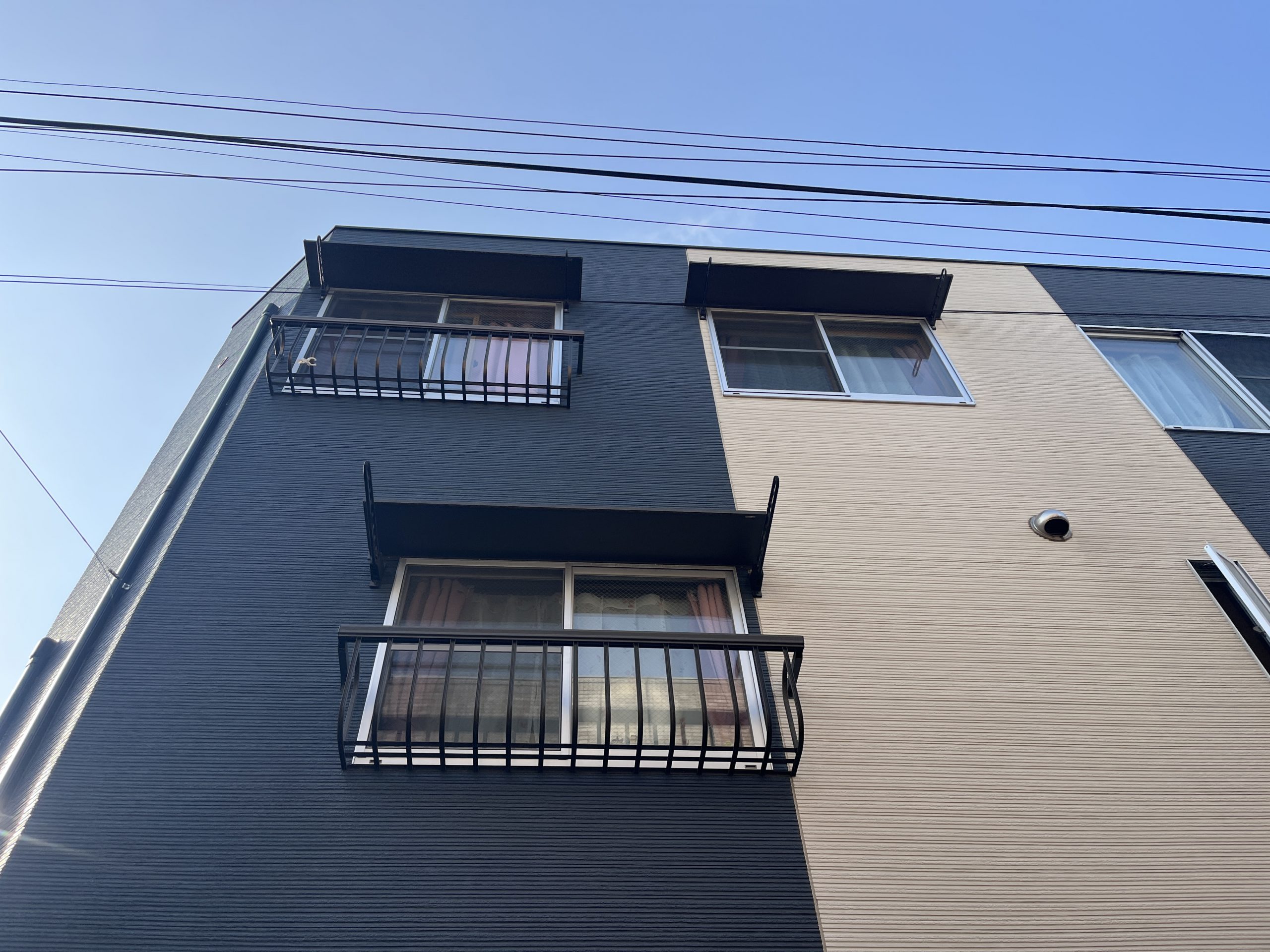 ネイビーと茶色の外壁