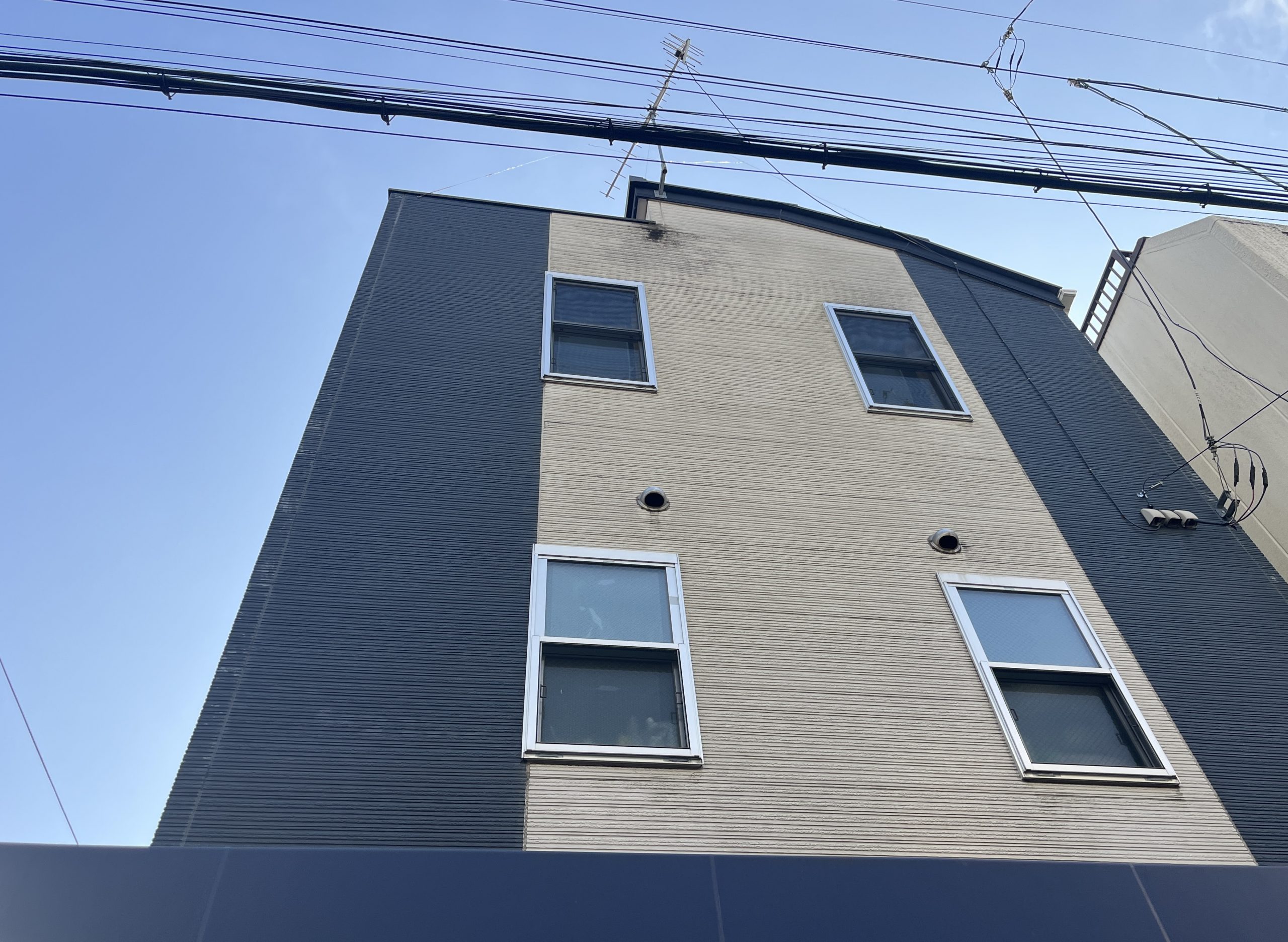 屋根からの雨垂れで汚れが付着した外壁