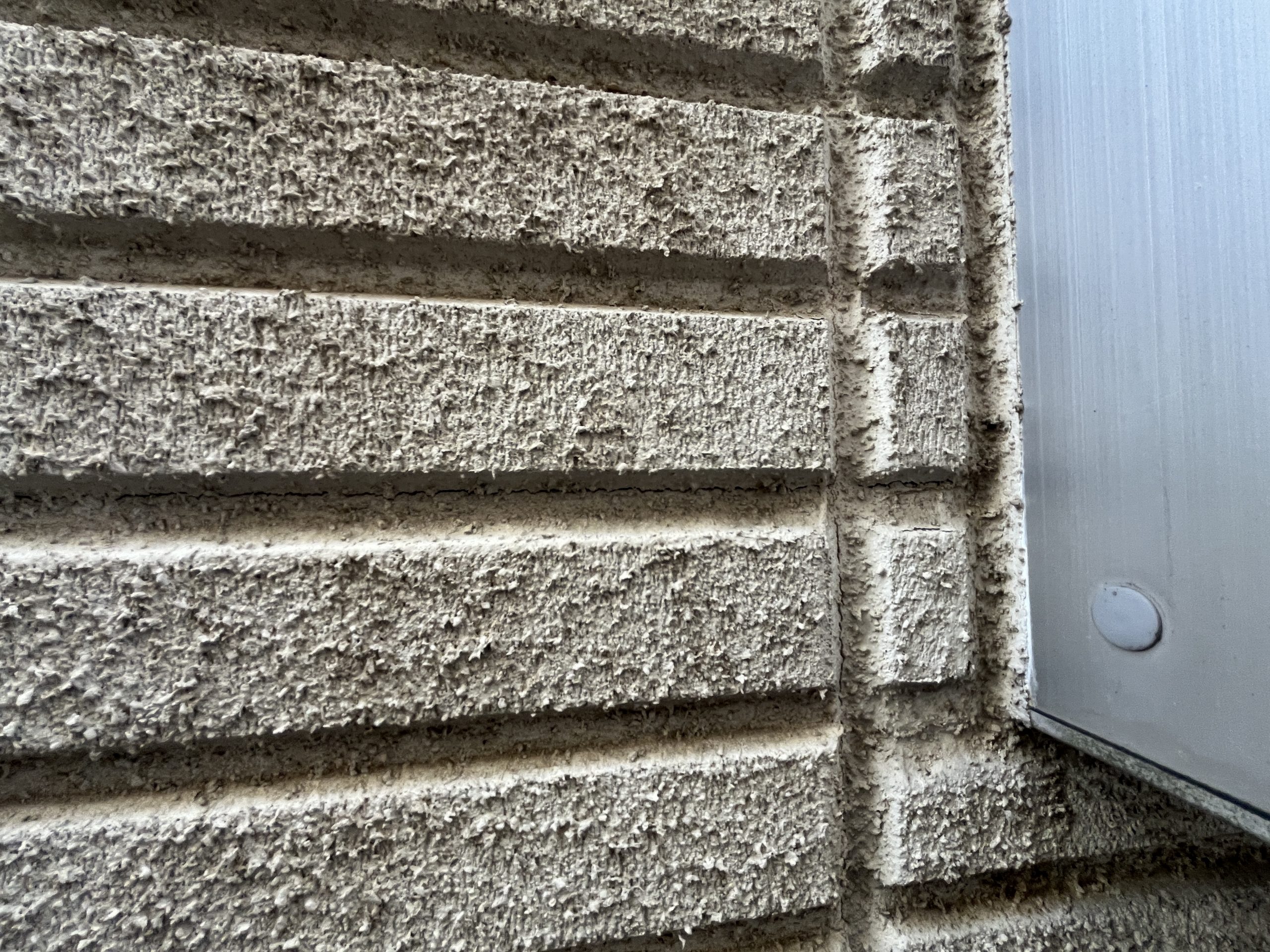 吹付け塗装の汚れとひび割れ