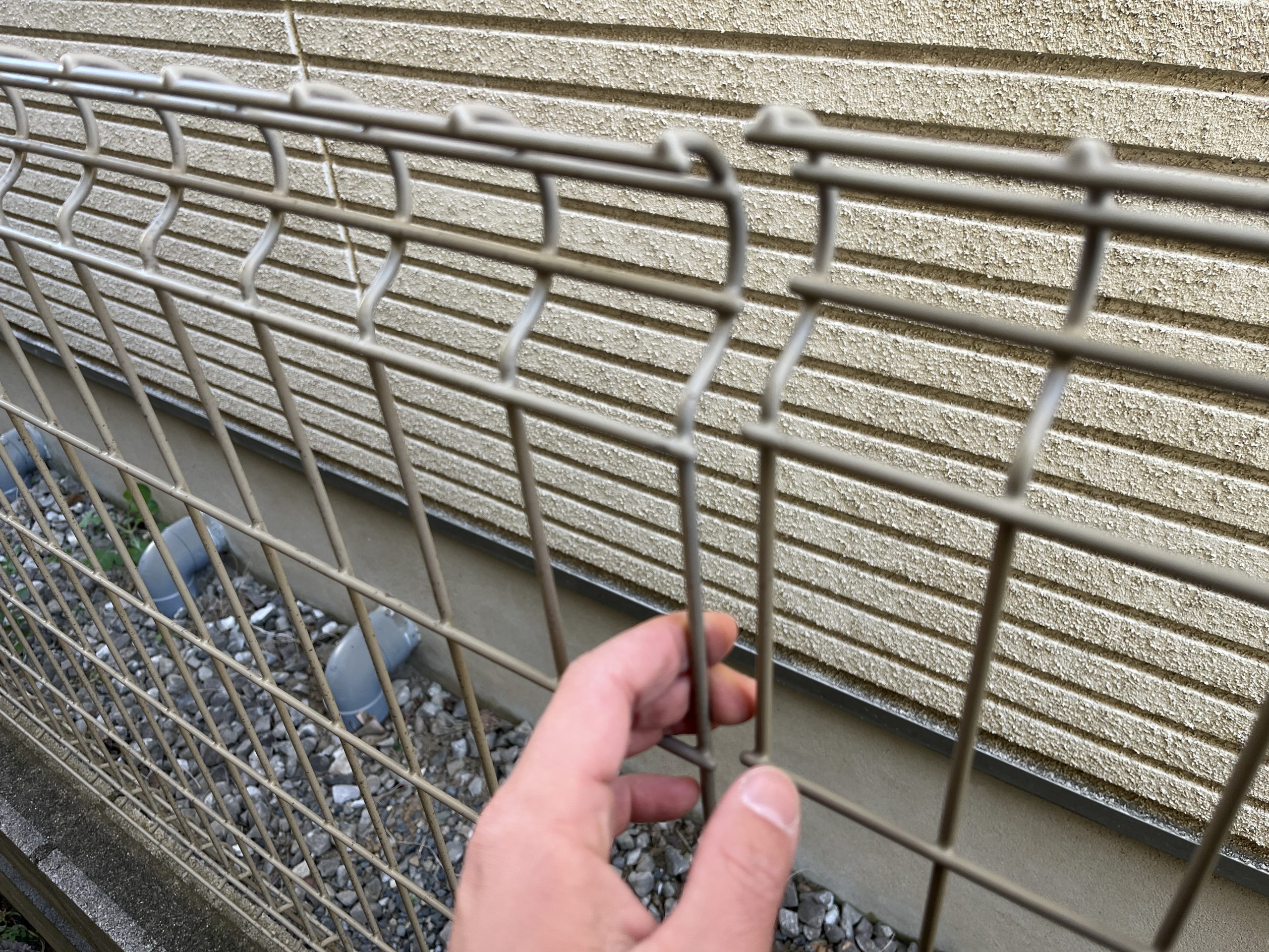 フェンスのジョイント金具の外れ