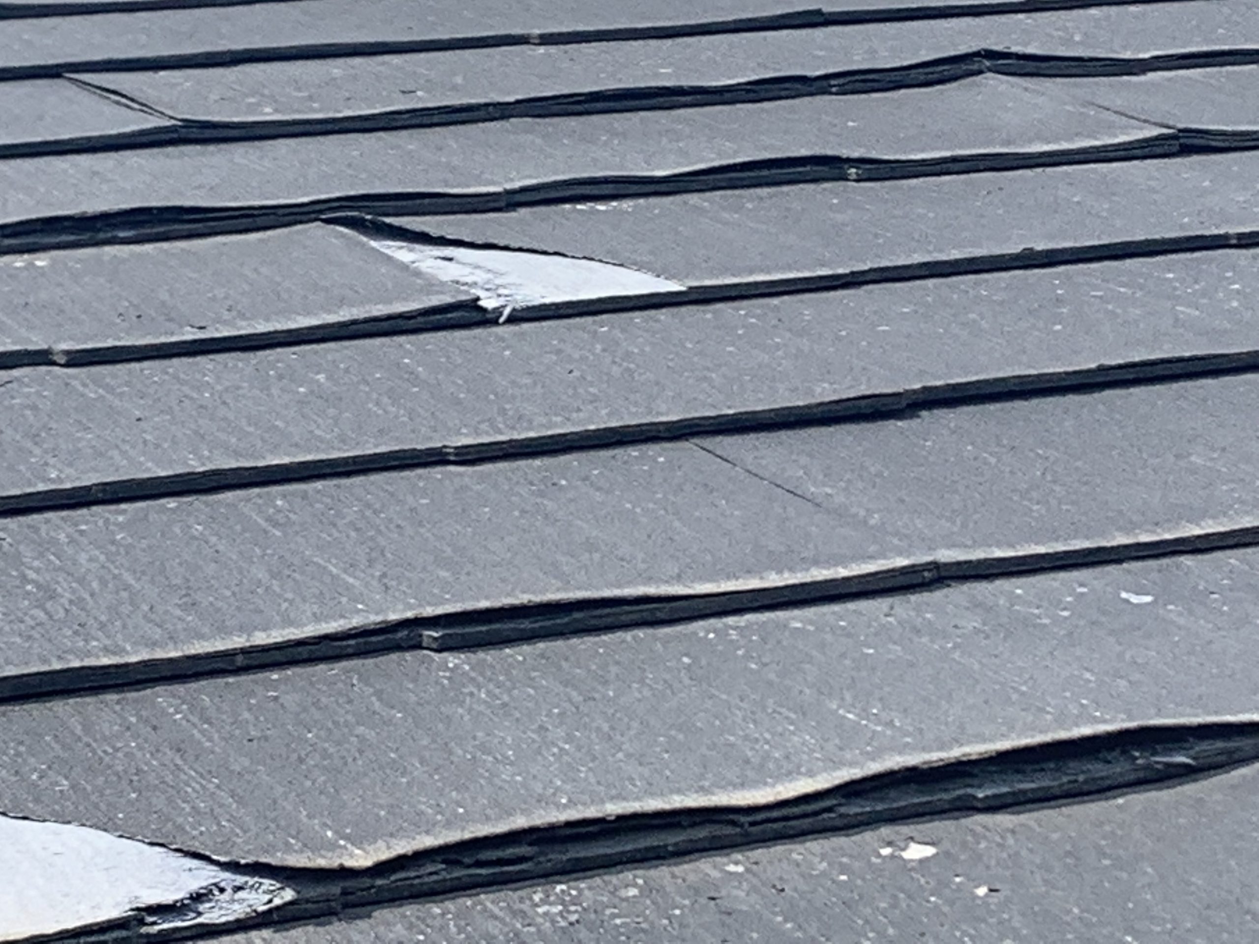 白い補修痕が残る箇所