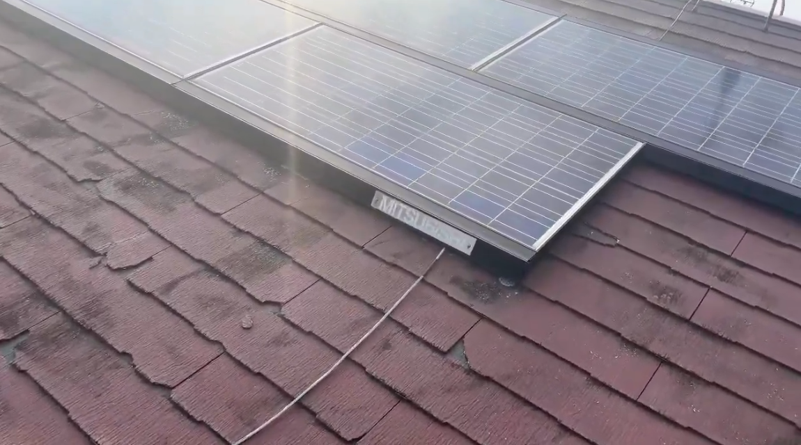 劣化でボロボロになった赤いスレート屋根