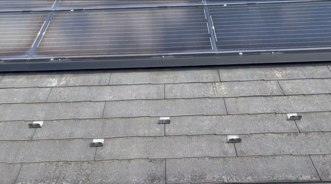 太陽光パネルと色褪せたスレート屋根