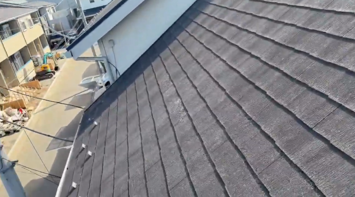 雪止め金具がついた色褪せたスレート屋根