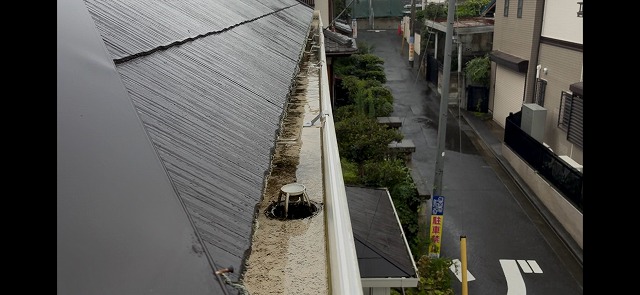 軒樋内の排水状態を確認