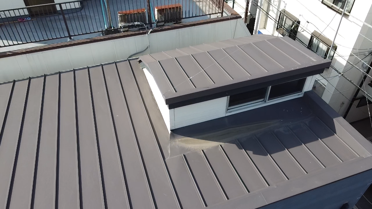 水下側に汚れが溜まった金属屋根