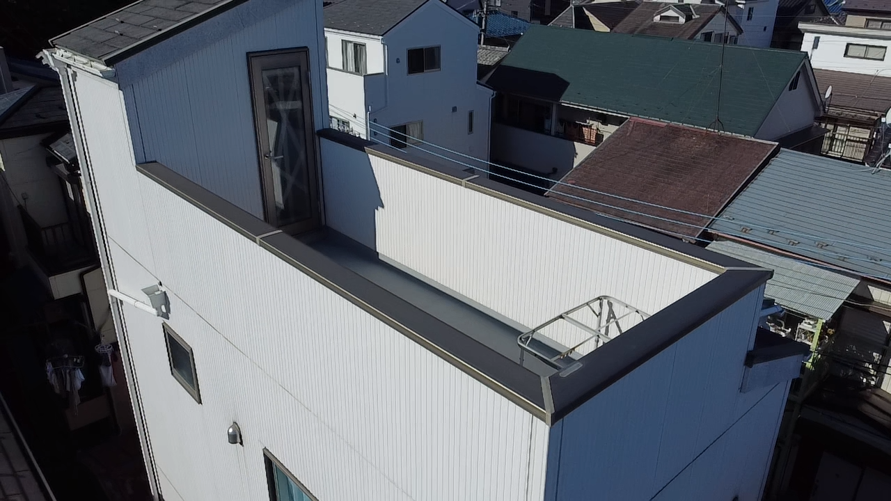 屋上のある白い建物