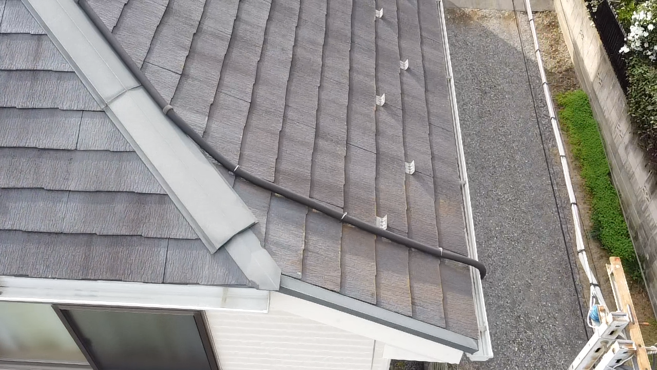 色褪せたスレート屋根と茶色い苔