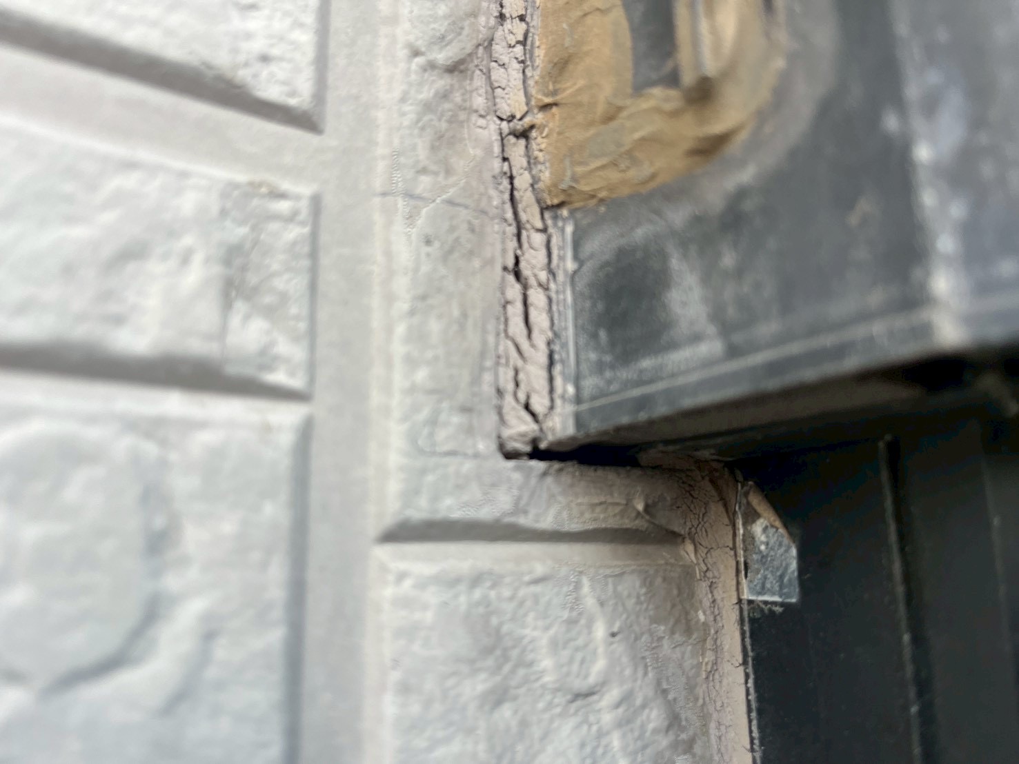 サッシ周りのシーリングにひび割れ発生