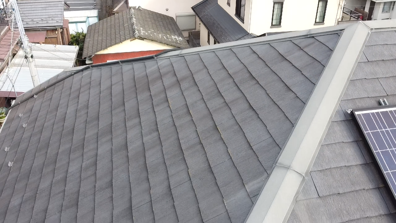 色褪せた黒いスレート屋根