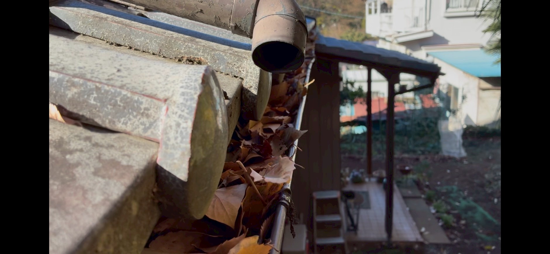 落ち葉が溜まった軒といと瓦