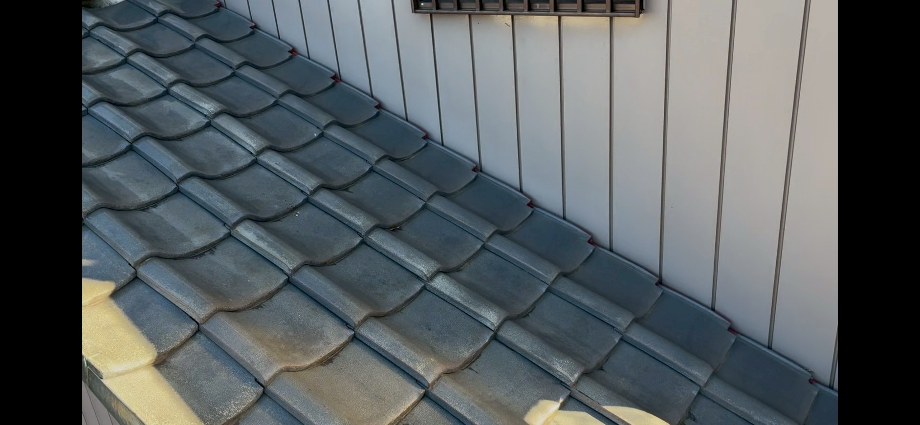 少し色褪せた茶色いトタン外壁