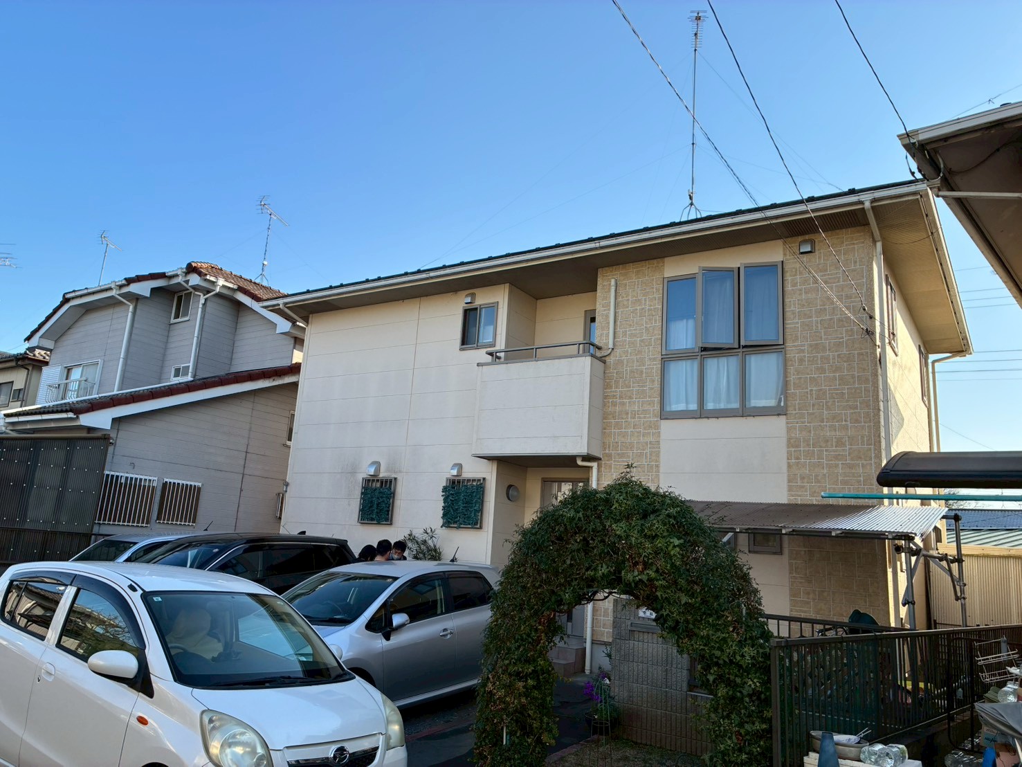 少し外壁が汚れた建物を斜めから見た写真