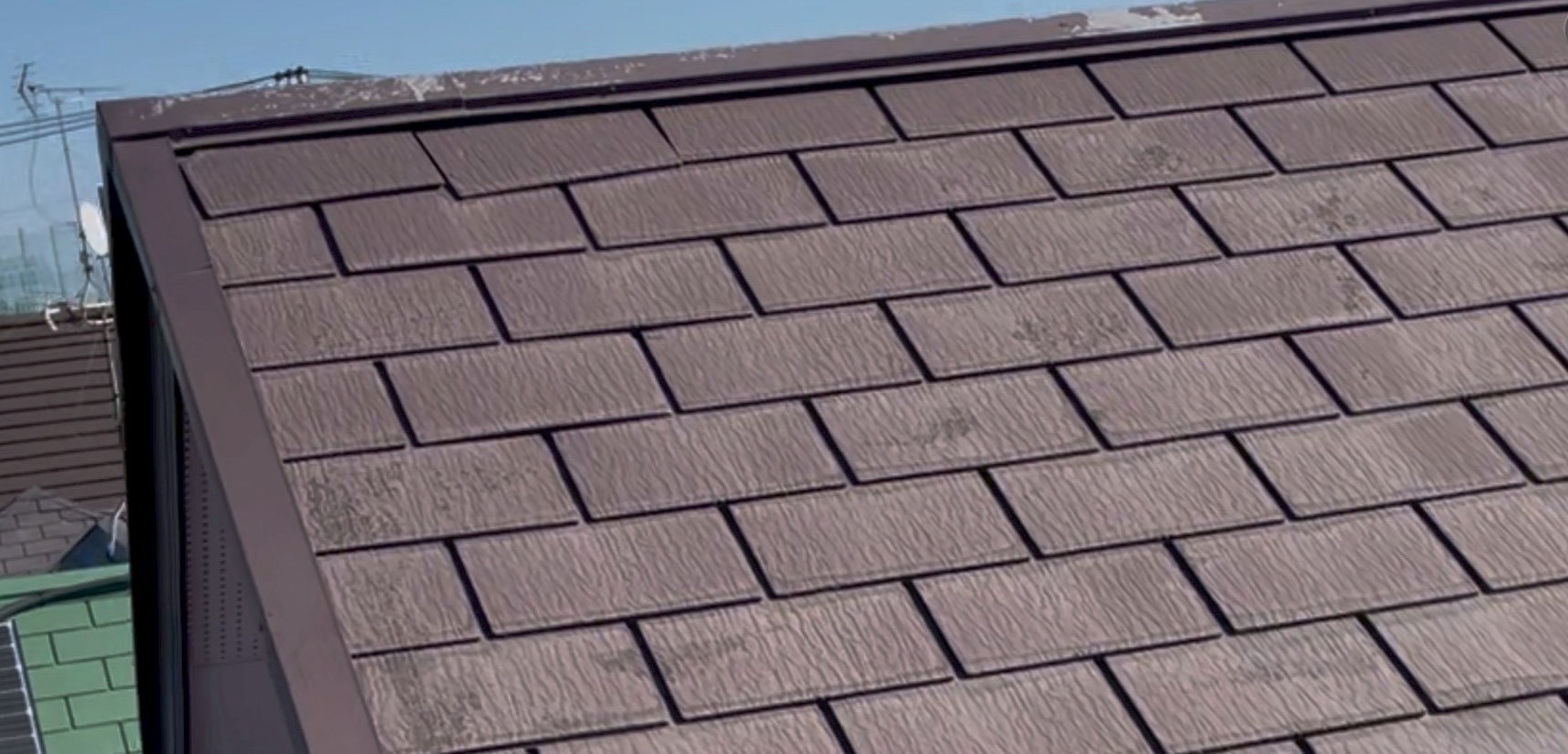 屋根材がズレているスレート屋根