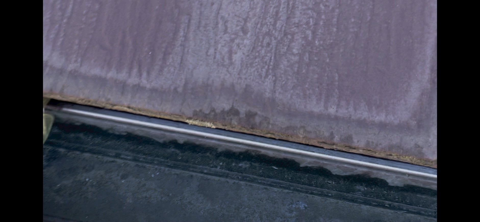 苔が発生した軒先のスレート