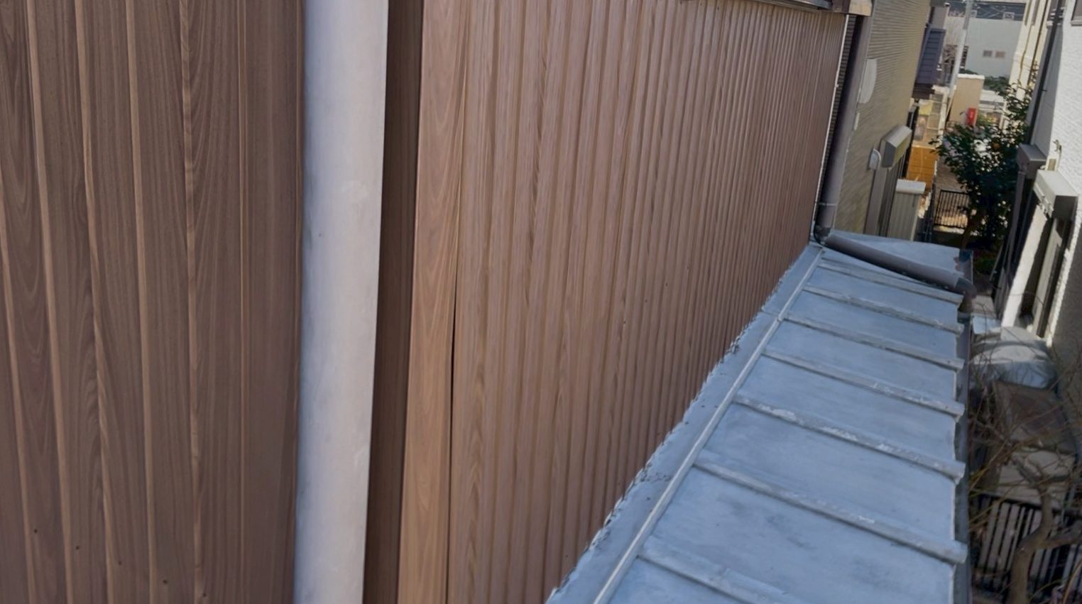 下屋の上のトタン外壁が少し剥がれている