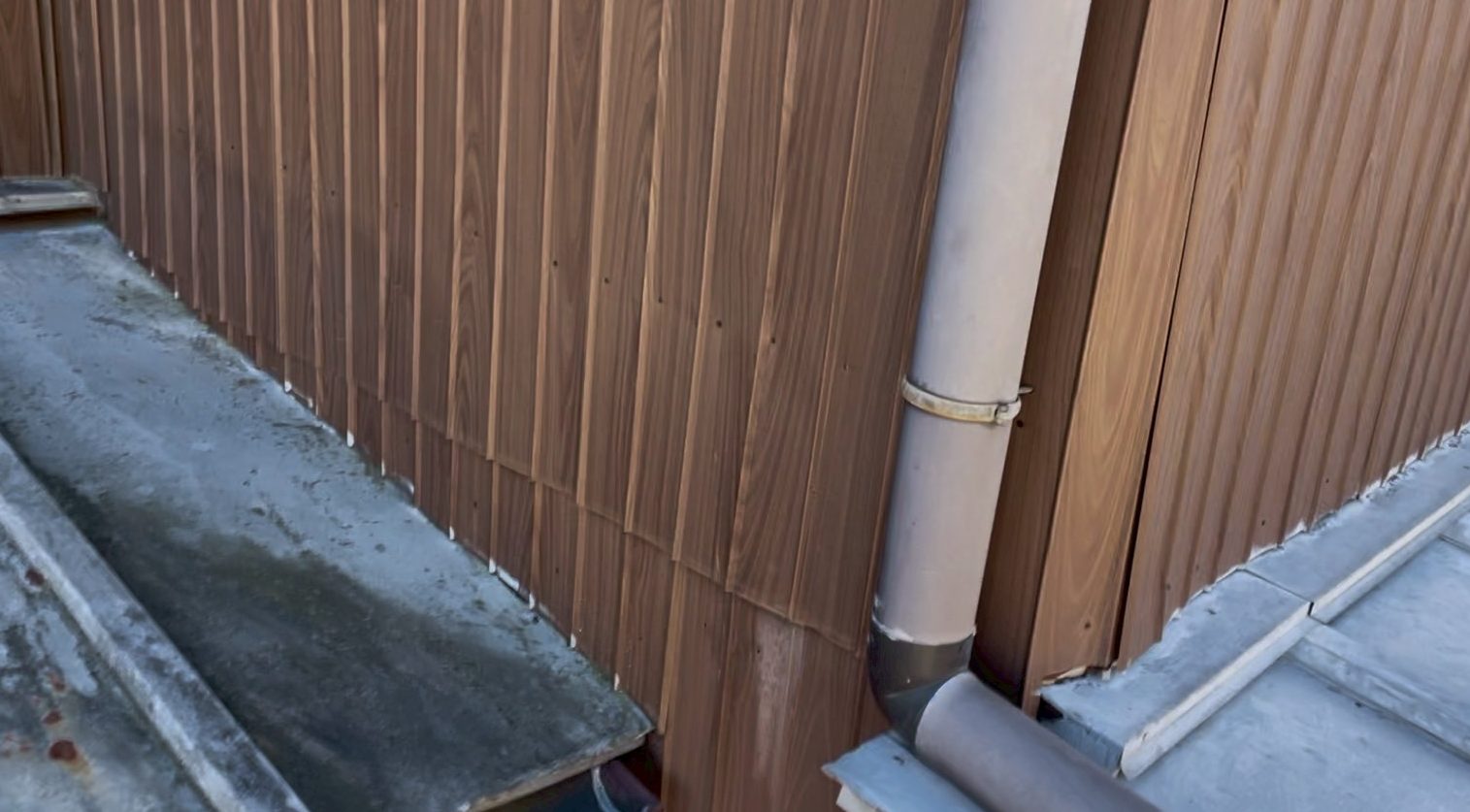建物の角でトタン外壁が捲れている