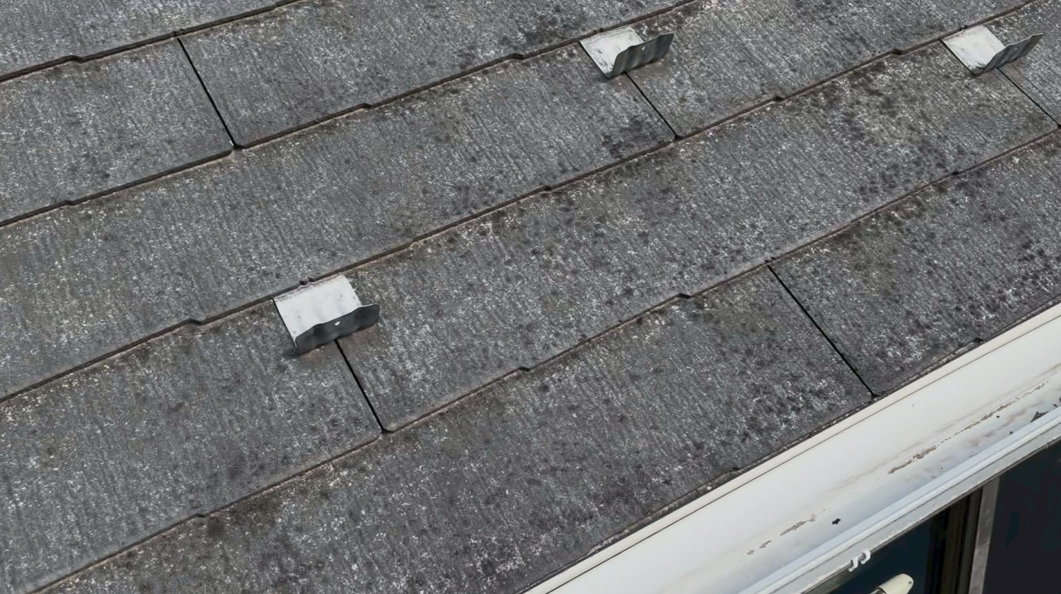 苔だけでなく、汚れも付着しているスレート屋根