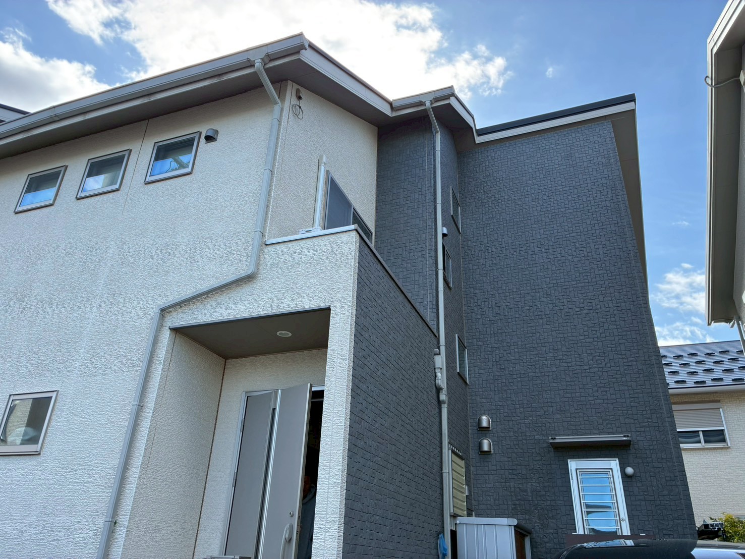 汚れが付着した白とグレーのサイディング