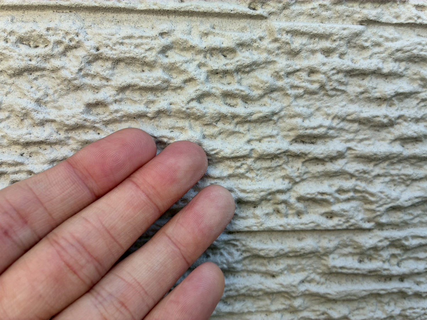 白いサイディングにチョーキング現象が発生