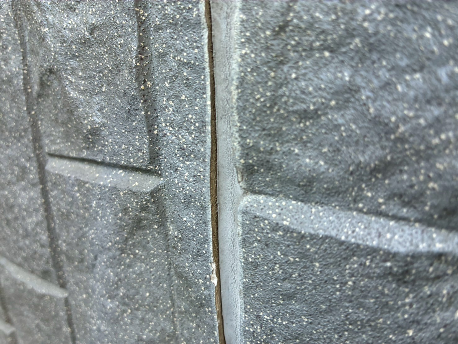 シーリングが剥離してサイディングの木口が見えている