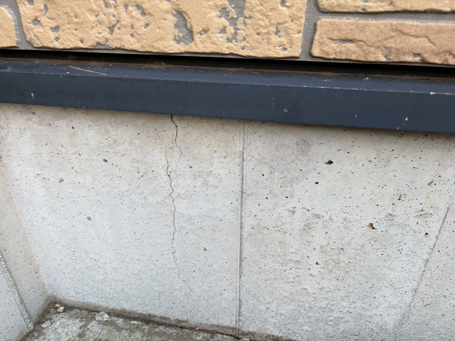 建物の基礎にヘアークラックが発生
