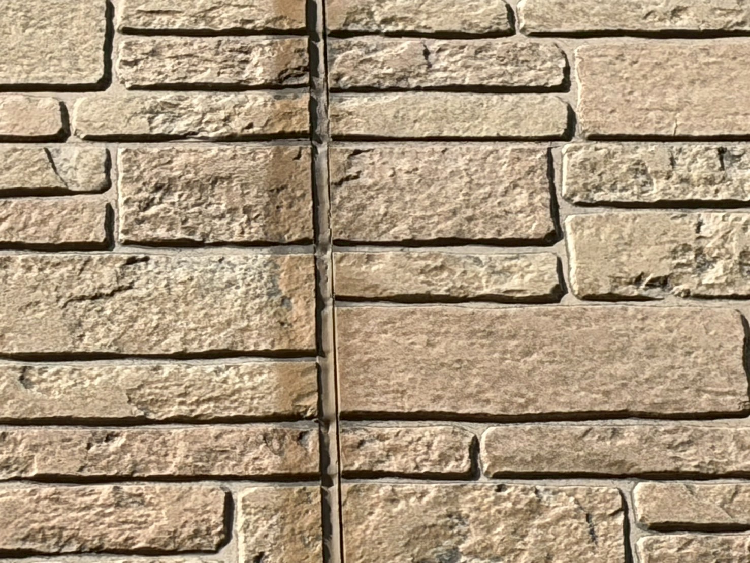 石目柄サイディングのシーリングが剥離している