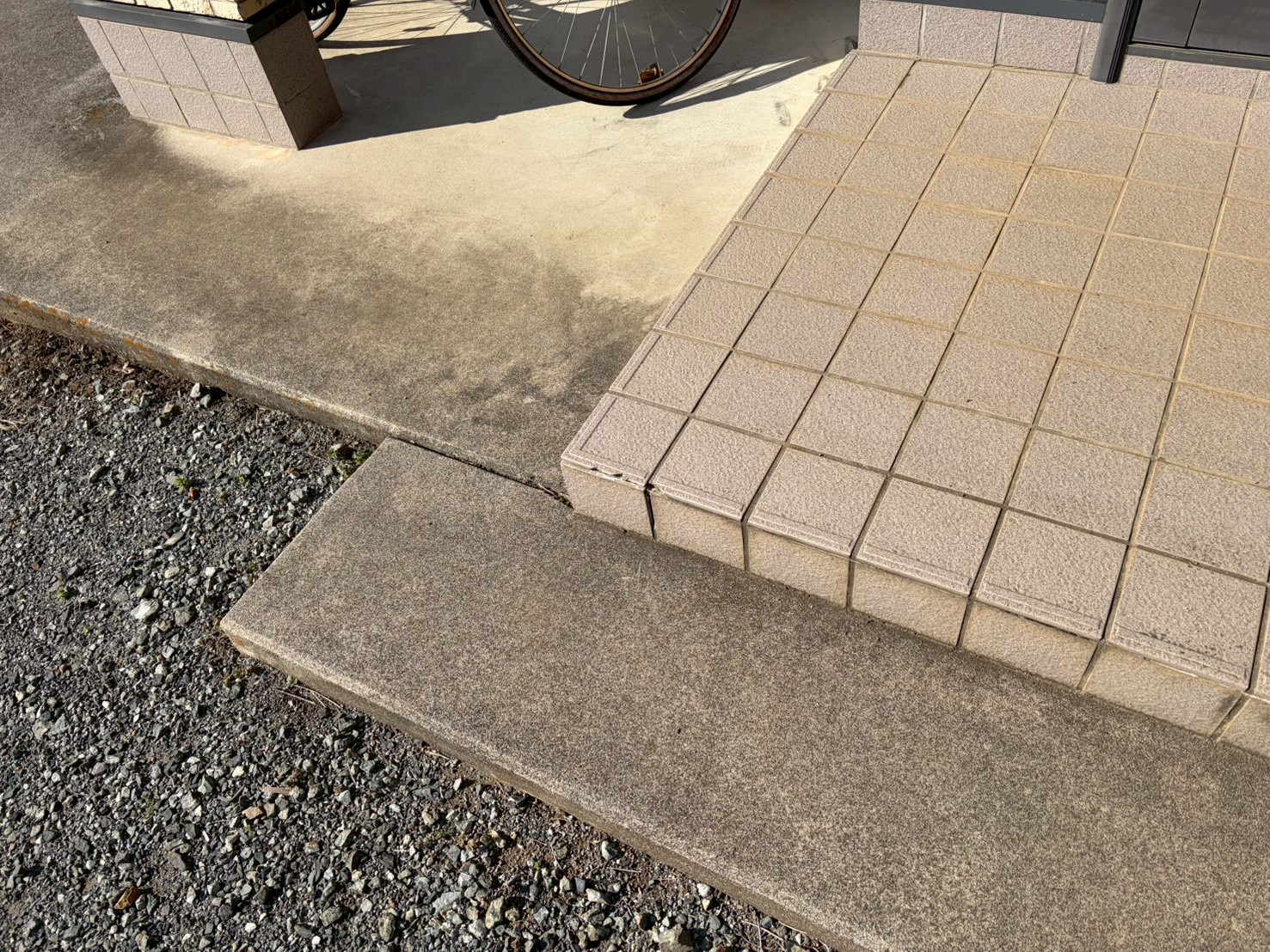 玄関タイルの角部が剥離しかかっている
