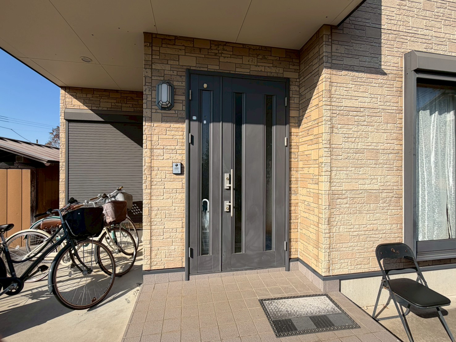 玄関周りを確認中