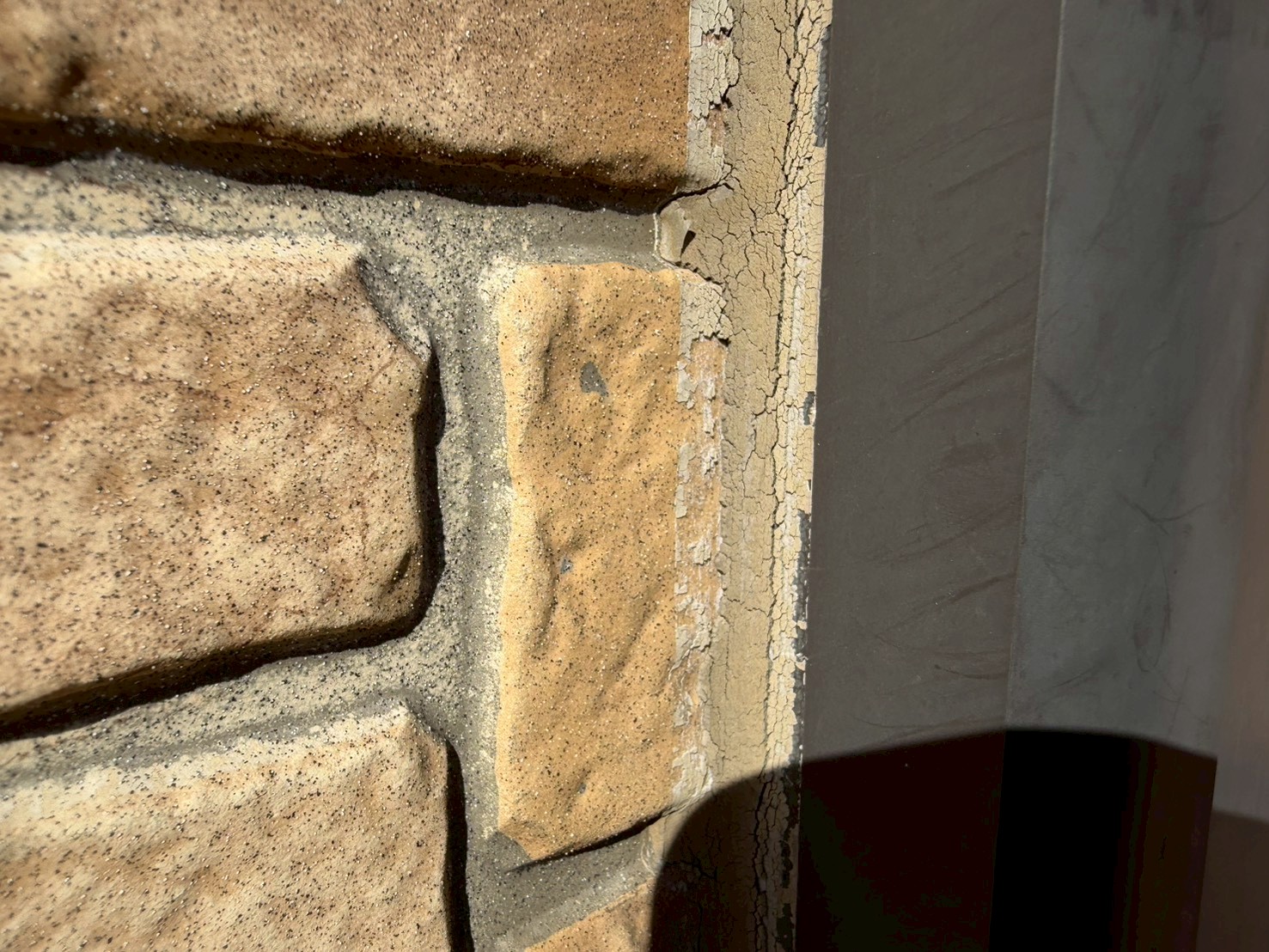 シーリングのひび割れとめくれ