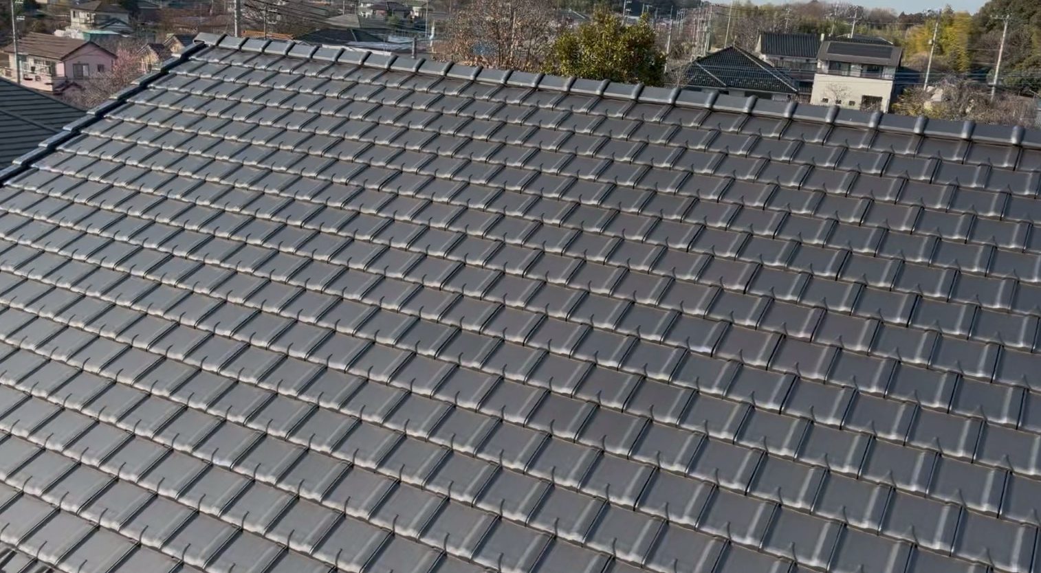 瓦屋根の全体を見渡す