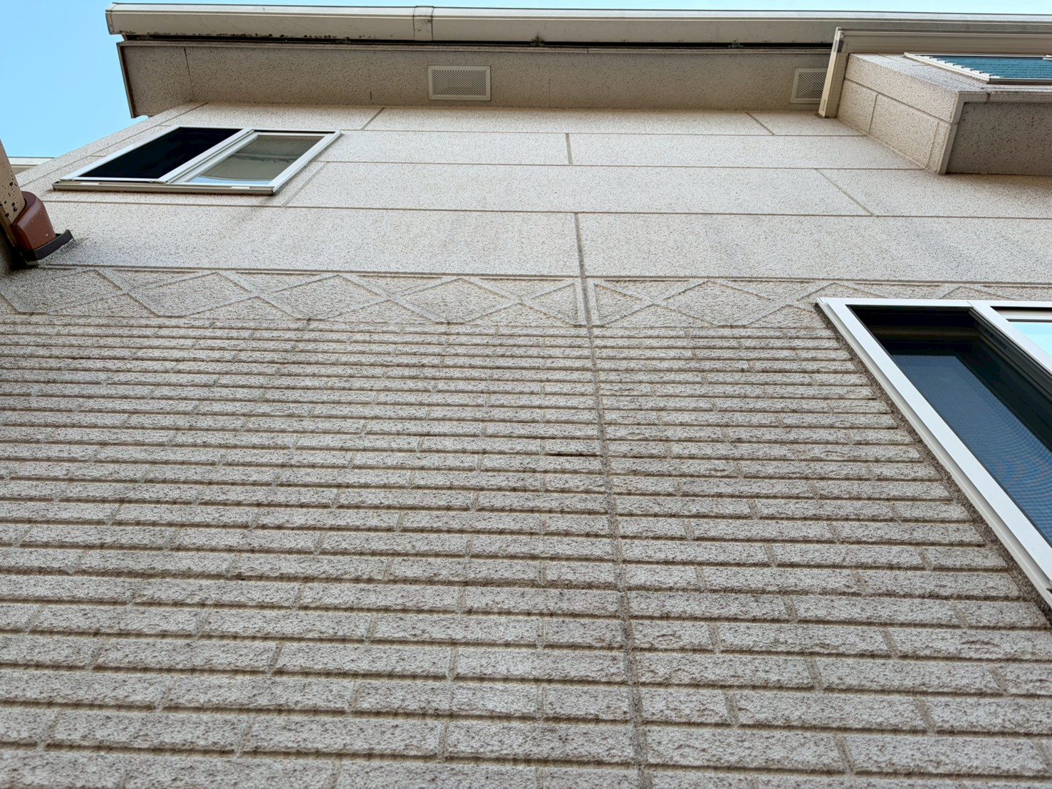 黒ずんでいる吹付塗装外壁