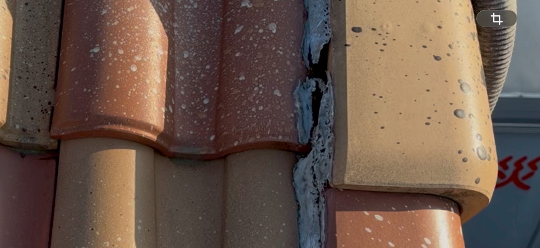 ケラバの漆喰が崩れているモニエル瓦の屋根