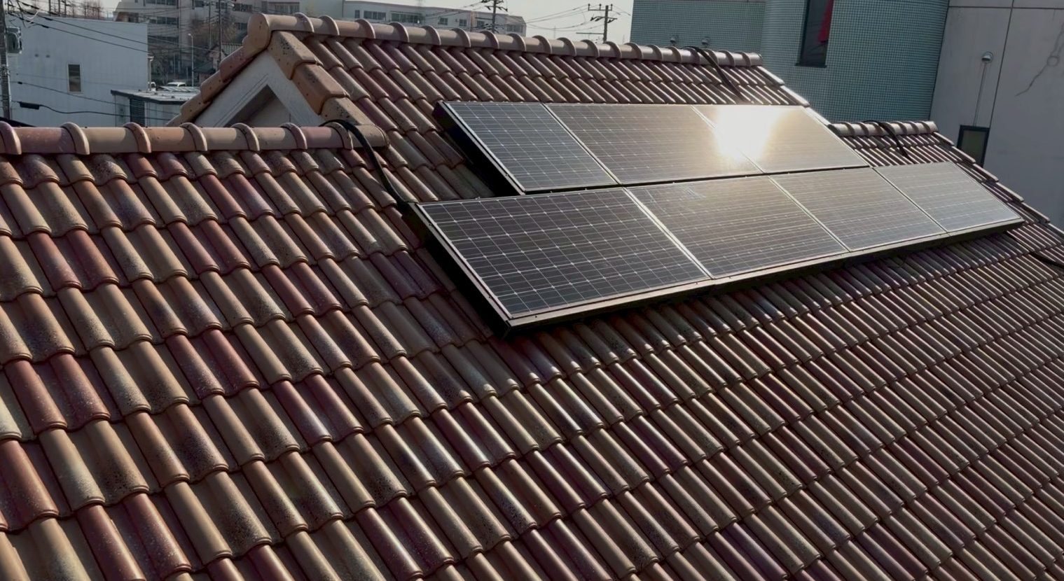 太陽光が乗っているモニエル瓦の屋根
