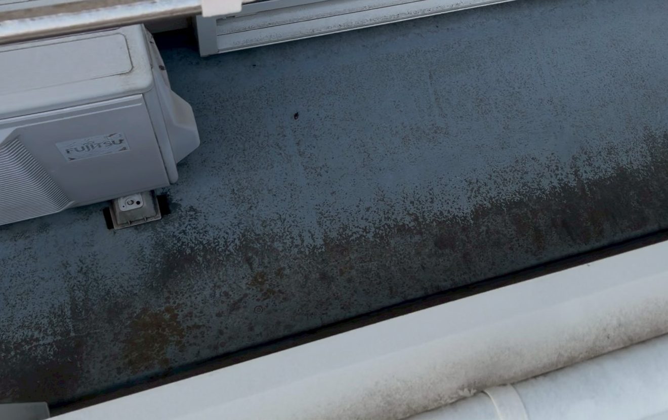 汚れの蓄積したバルコニー床