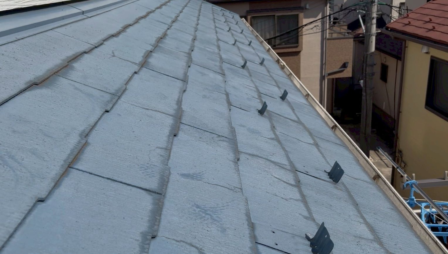 所々シミが発生しているスレート屋根