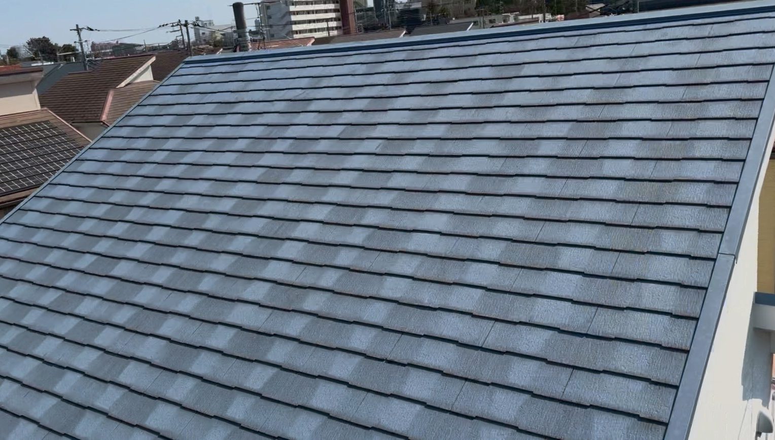 色褪せたグレー色のスレート屋根