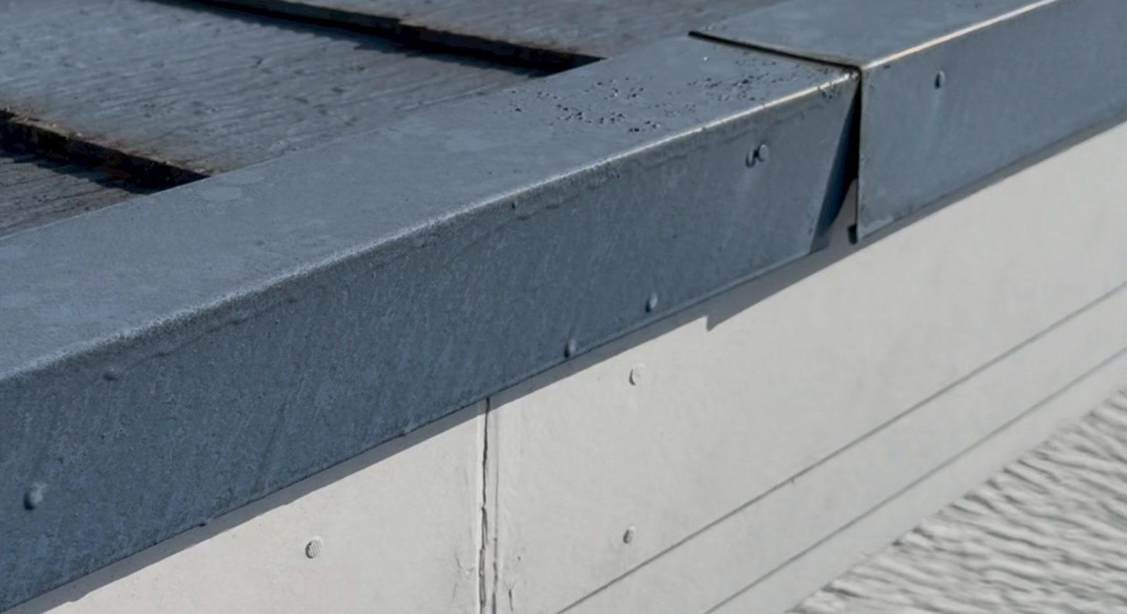 浮きが発生している屋根の板金部材