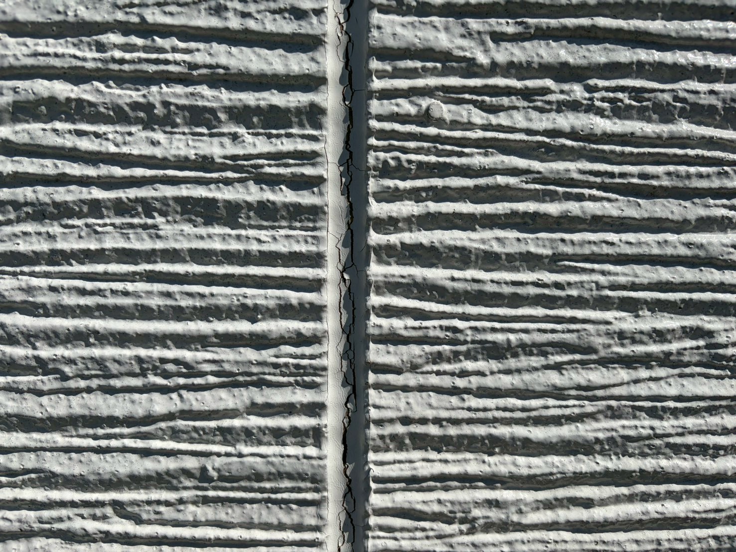 サイディングの継ぎ目でシーリングがひび割れている