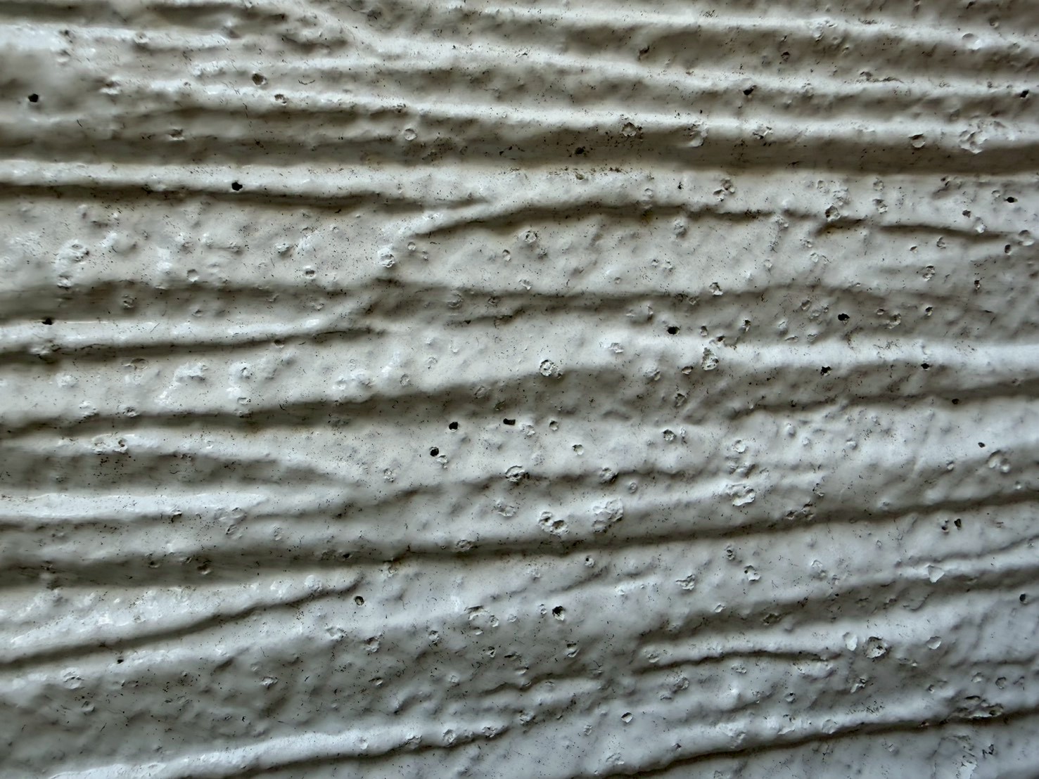 白い外壁のピンホール穴