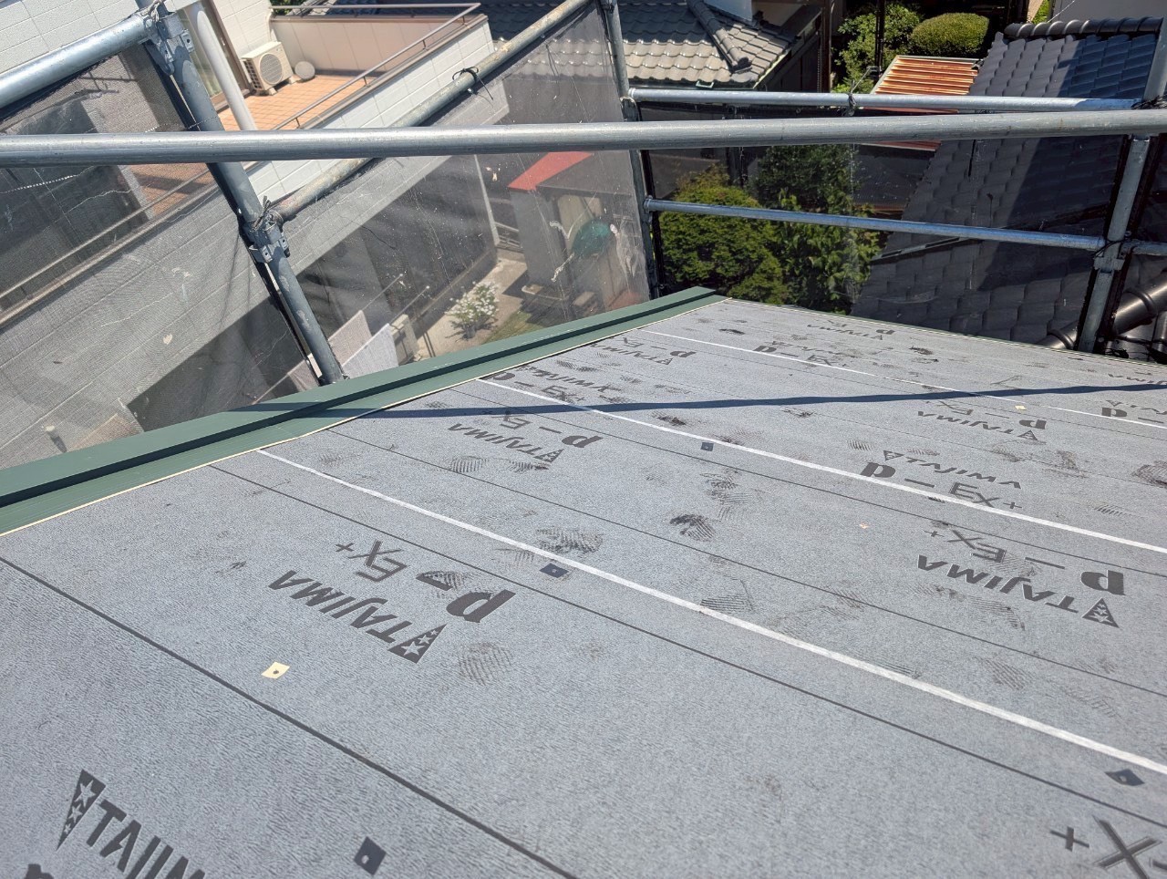 新しい貫板の取り付けと棟板金の設置