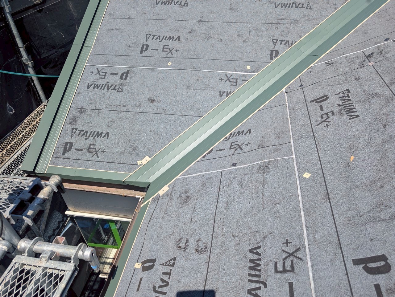 棟下地の取り付けと棟板金の新設