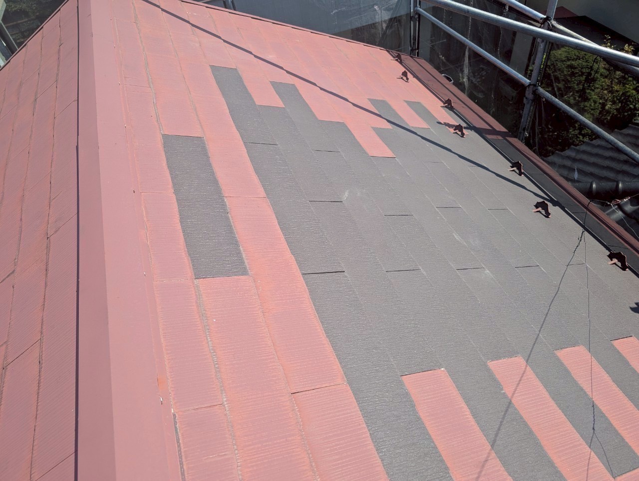 一部補修跡が目立つスレート