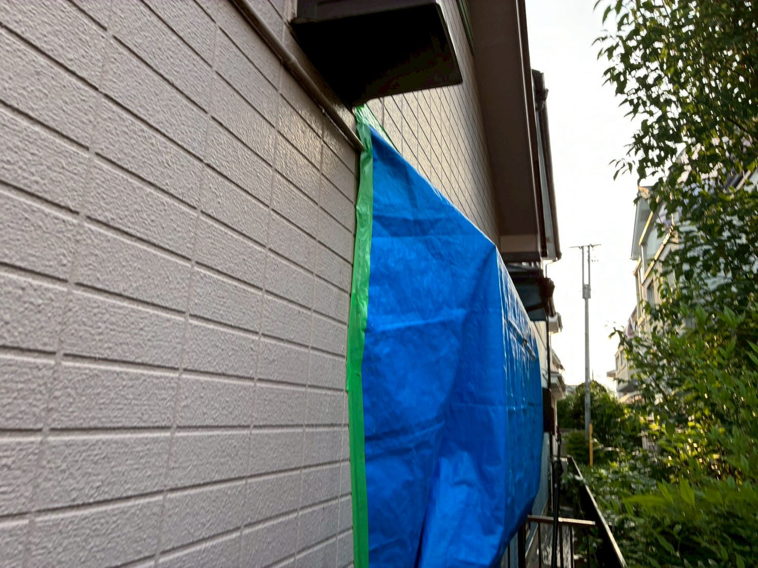 ブルーシートで雨養生が施してある雨漏りしている出窓