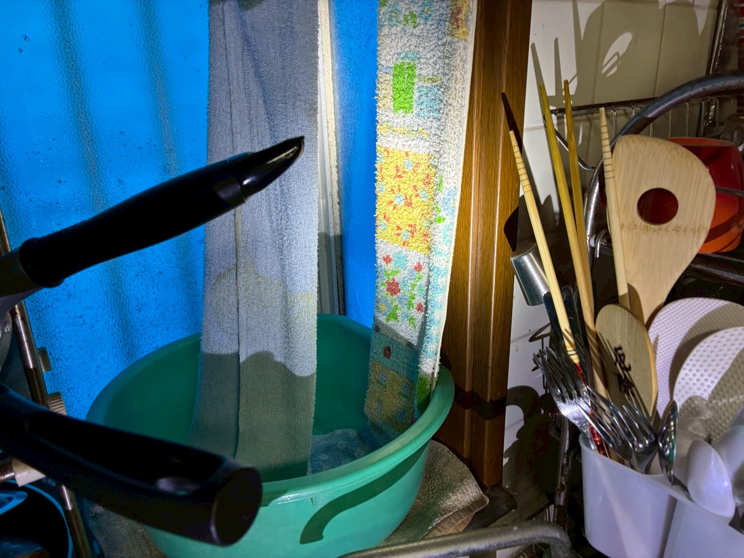 雨漏りの水を受けるための桶