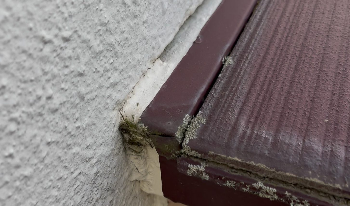 出窓のシーリングを確認中