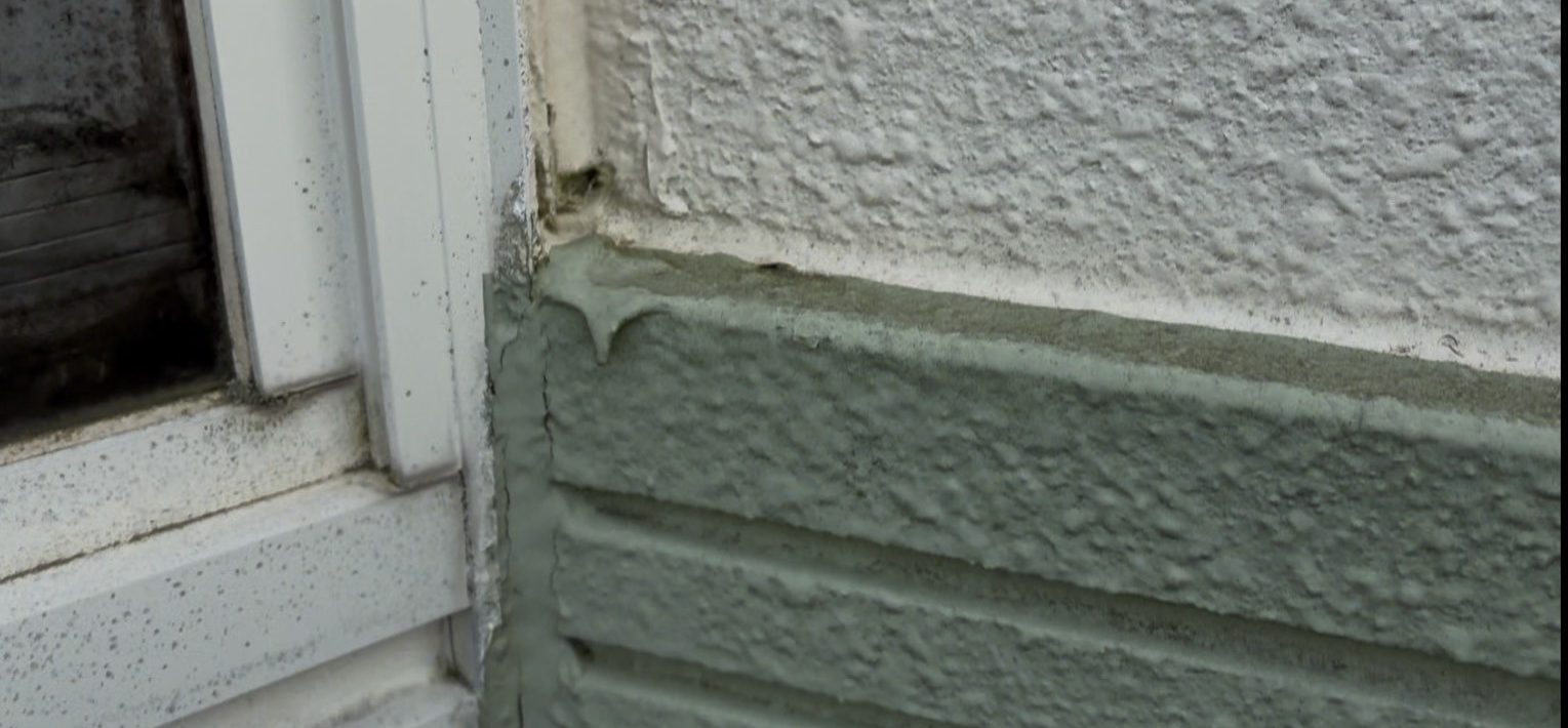 シーリングに隙間が発生している