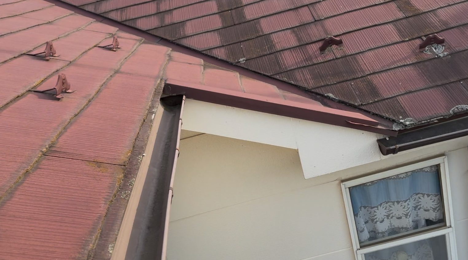 スレート屋根の軒樋まわりを確認中