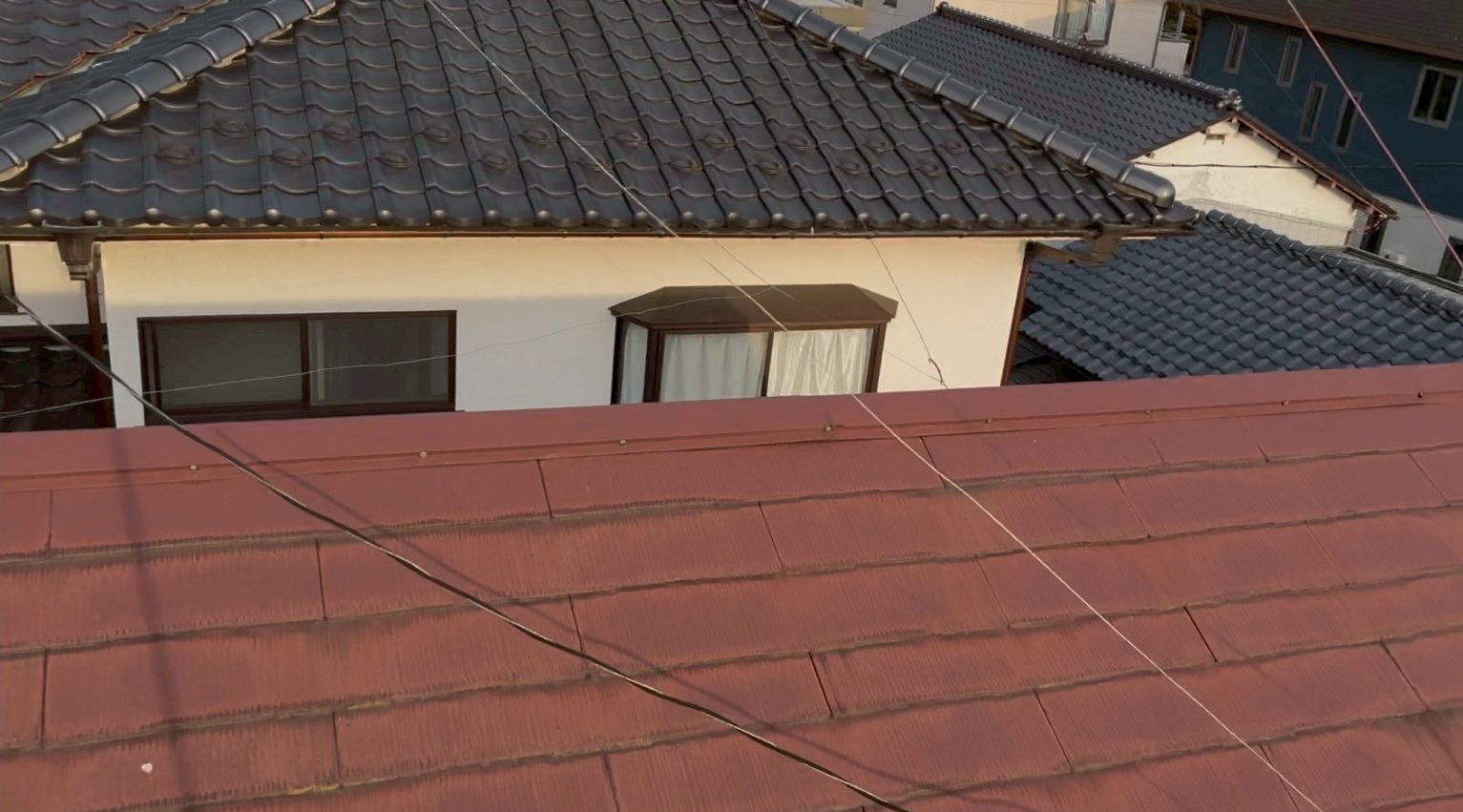 汚れが付着し変色しているスレート屋根