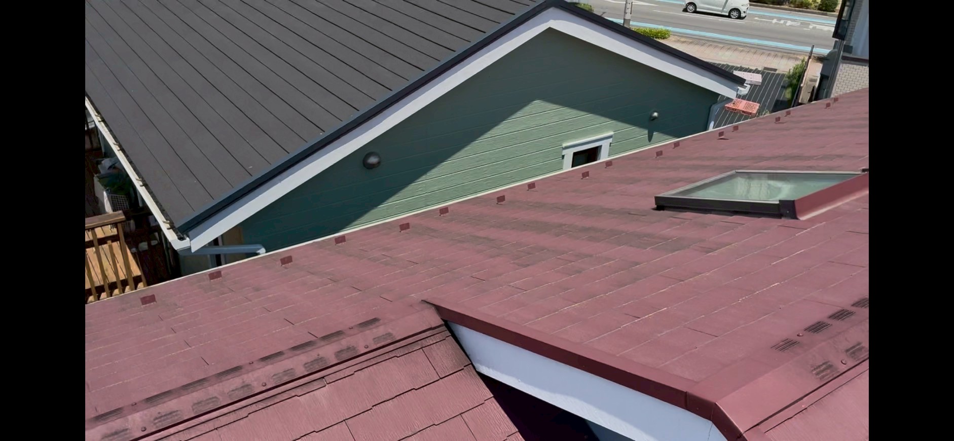 屋根表面がライン上に黒ずんでいる赤いスレート屋根